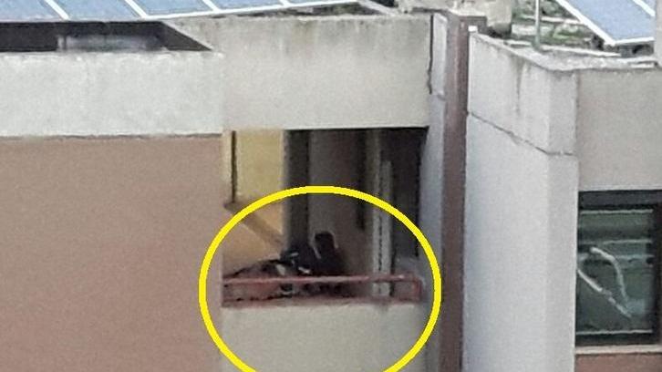 L'edificio di via Inghilterra usato come dormitorio: nel circoletto giallo uno degli "ospiti"