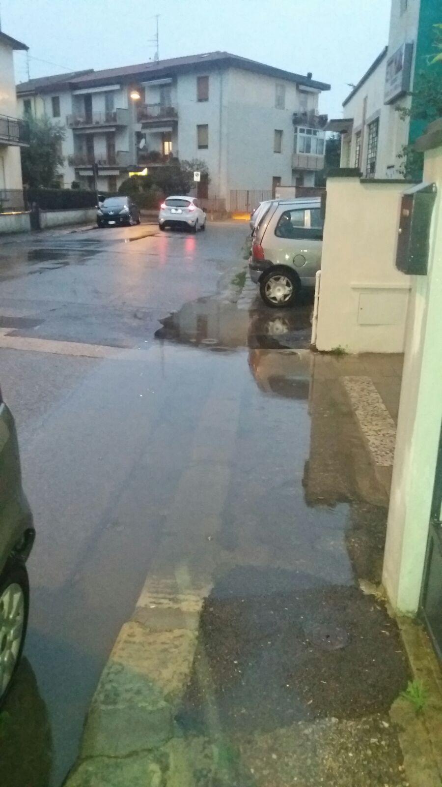 Il tratto di strada allagato in via Lissa a Narnali