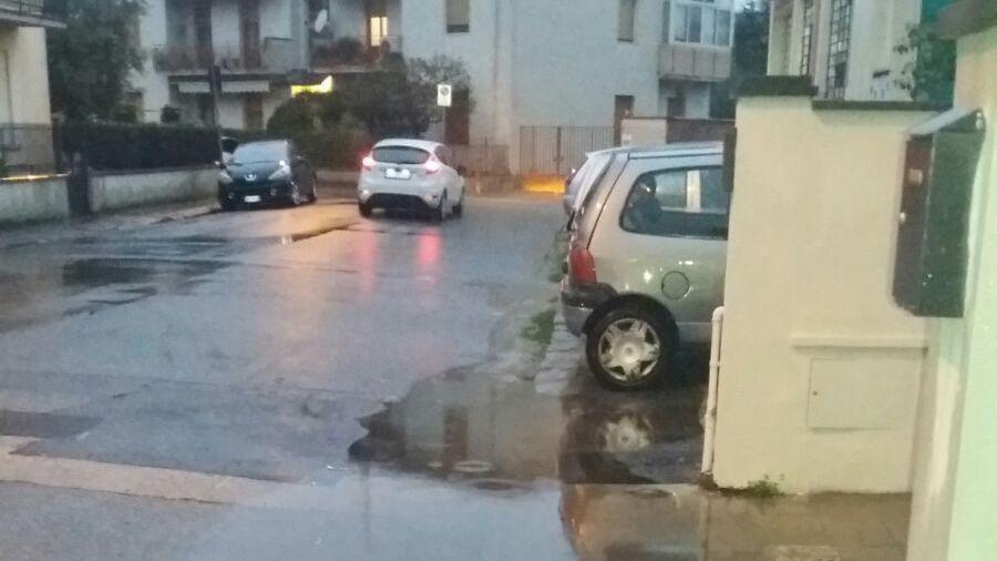 Il tratto di strada allagato in via Lissa a Narnali