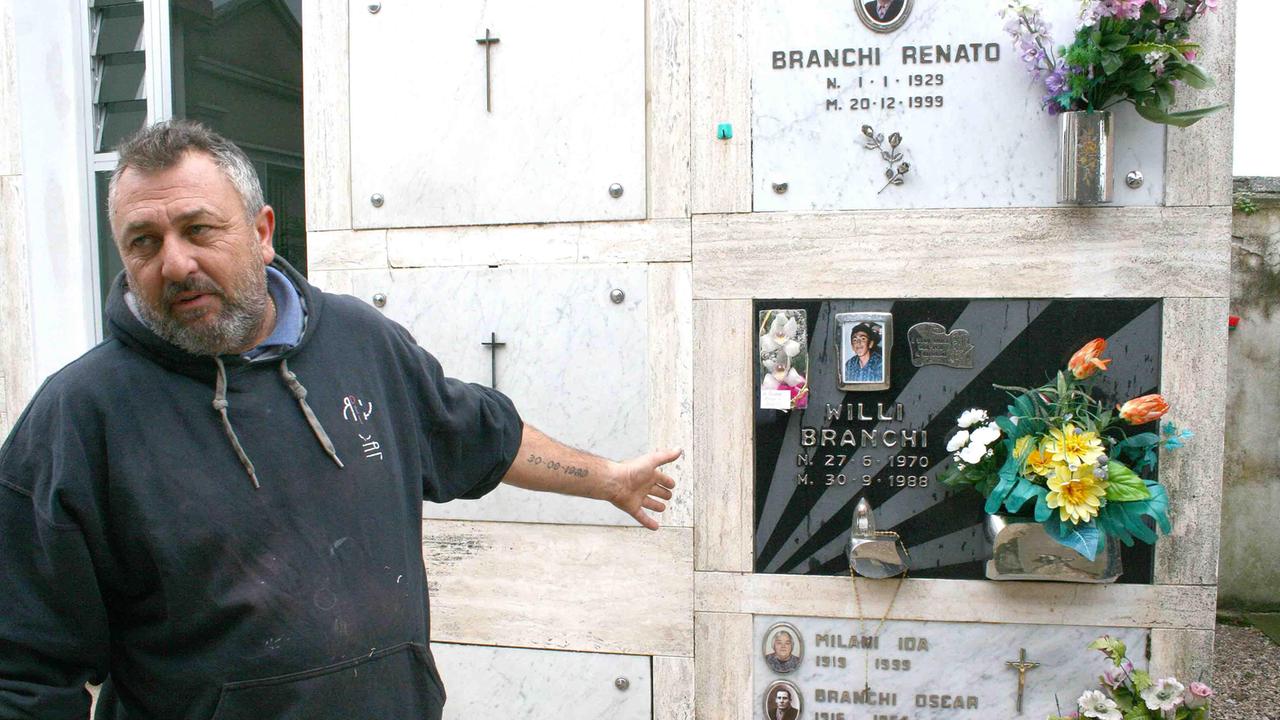 Il fratello sulla tomba di Willy Branchi