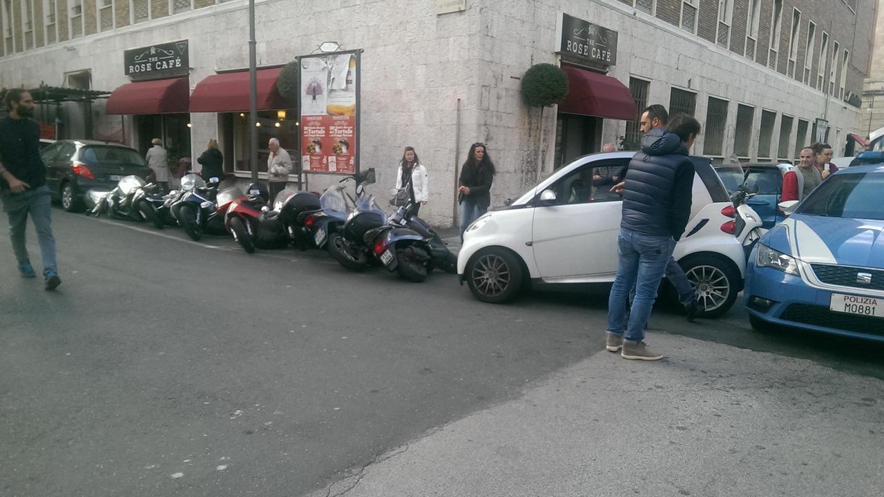 La Smart e i motorini a terra (Salvini/Pentafoto)