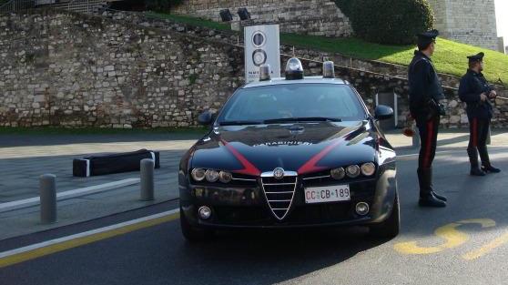 Una pattuglia di carabinieri in centro storico