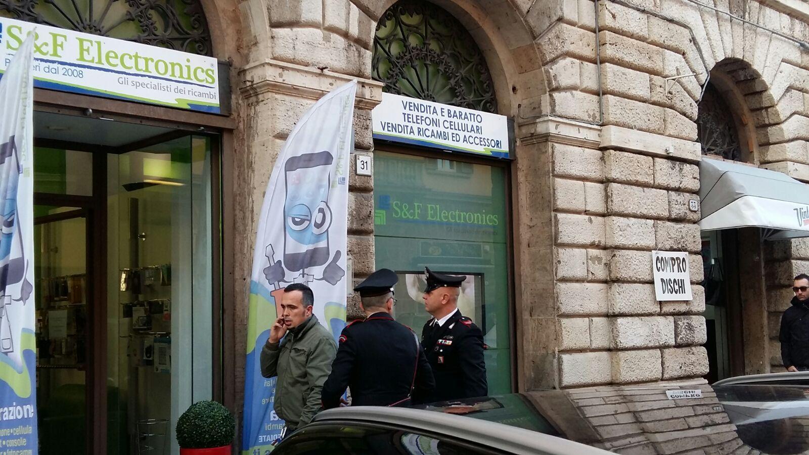 I carabinieri fuori dal negozio Fs Electronic