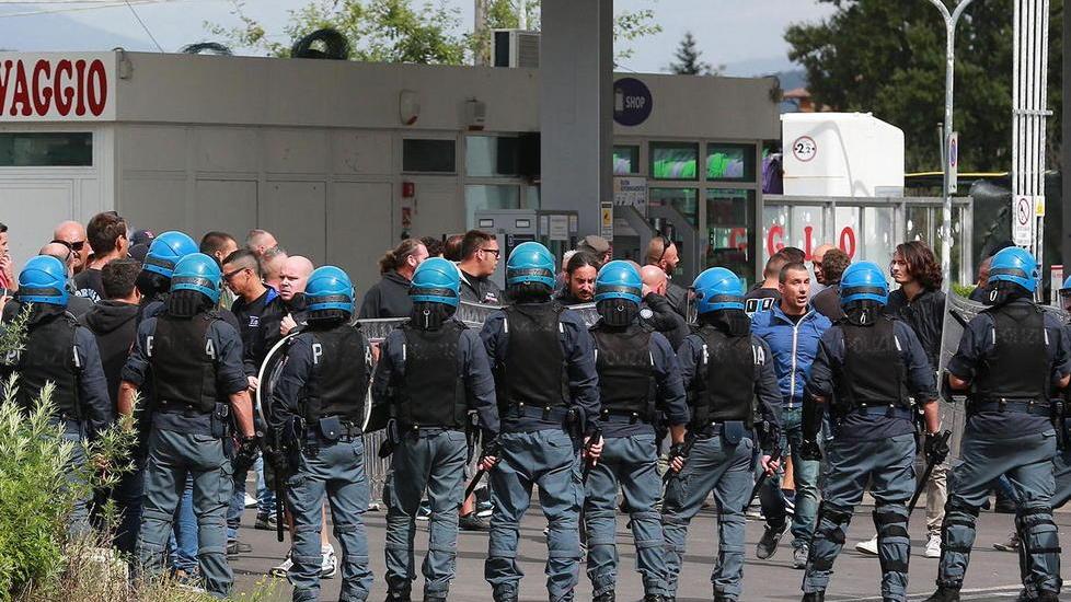Tifosi e polizia si fronteggiano prima di Pisa-Brescia a Empoli (Sestini)