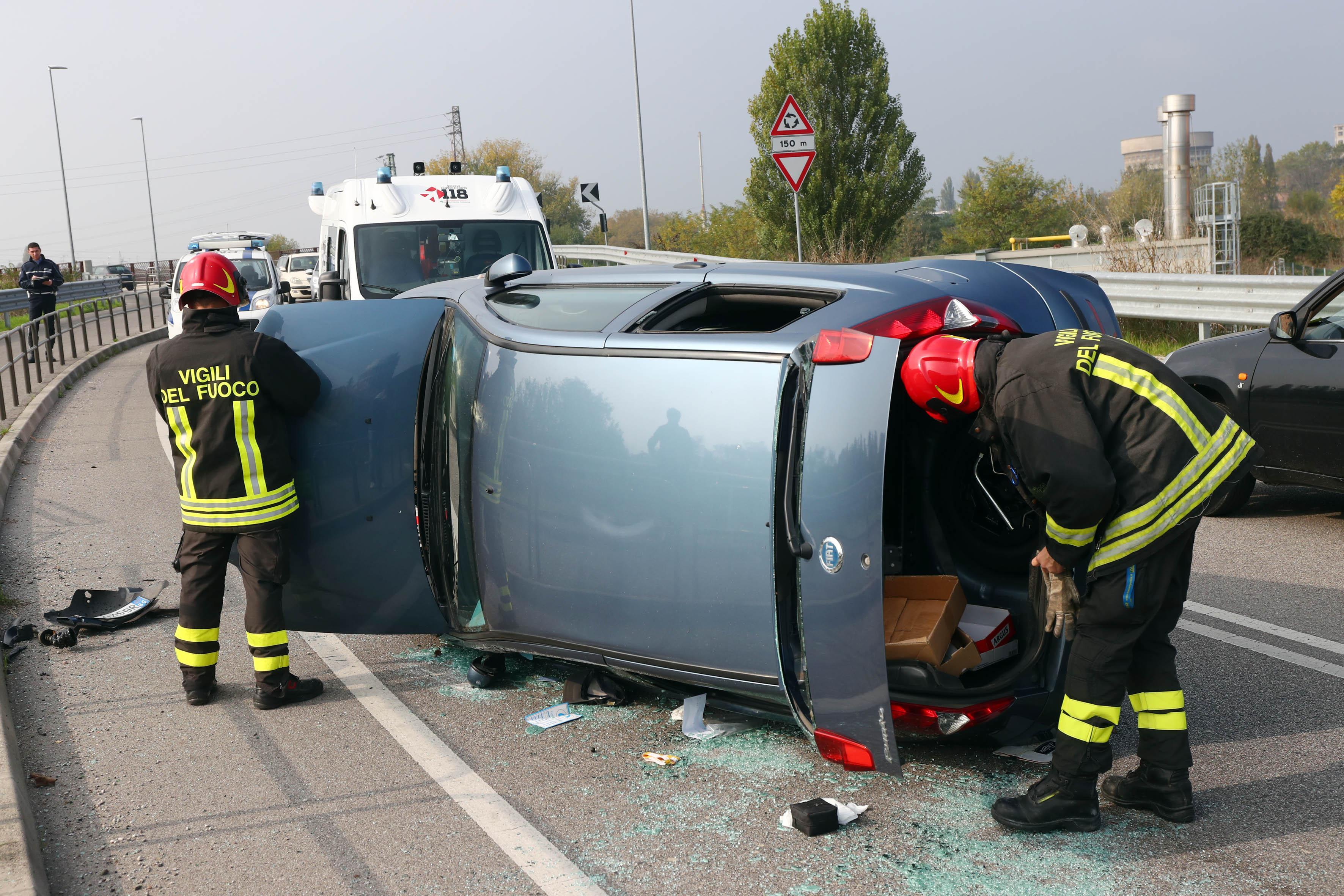 Finisce all’ospedale dopo la spaventosa carambola con l’auto