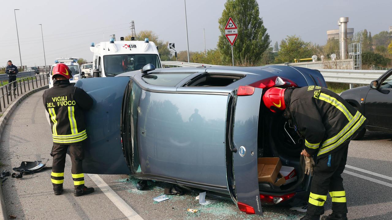 Finisce all’ospedale dopo la spaventosa carambola con l’auto
