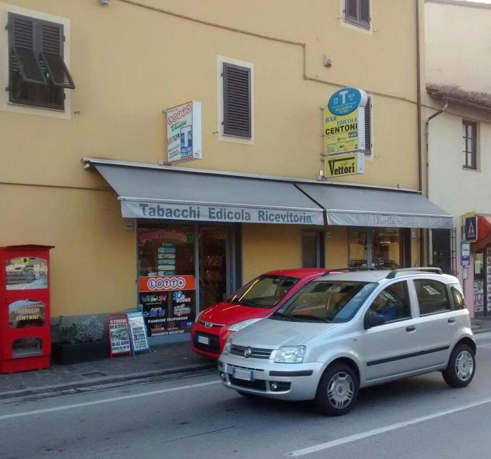 Il bar tabaccheria Centoni lungo la Pesciatina dove è avvenuto il furto
