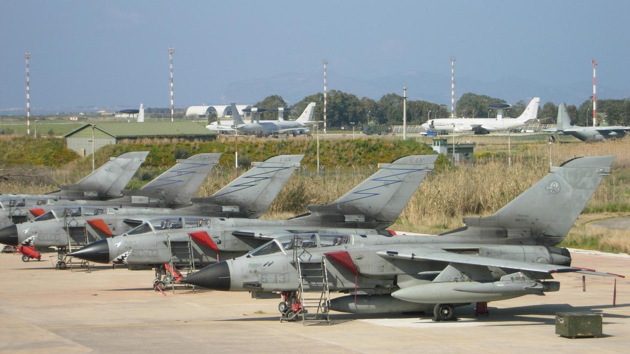 Tornado Ids del 6° Stormo di stanza a Ghedi (Brescia) e Tornado Ecr, in una foto d'archivio