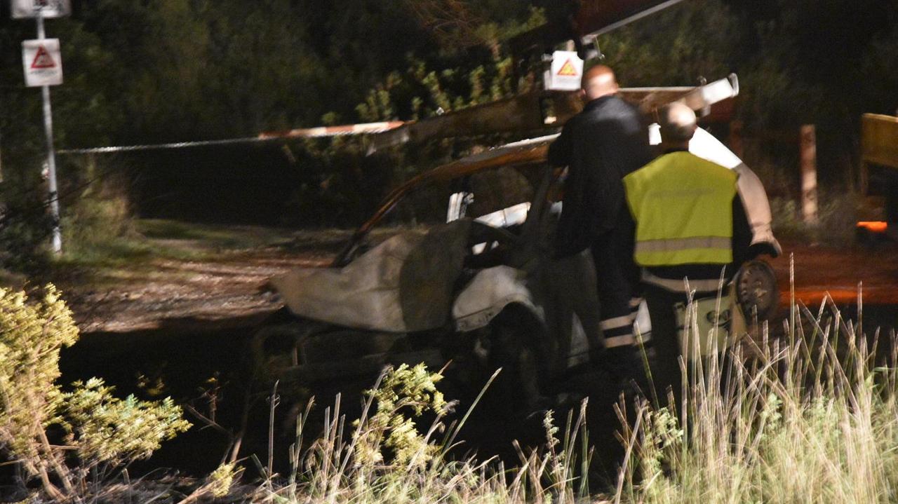 L'auto finita fuori strada (foto Bf)