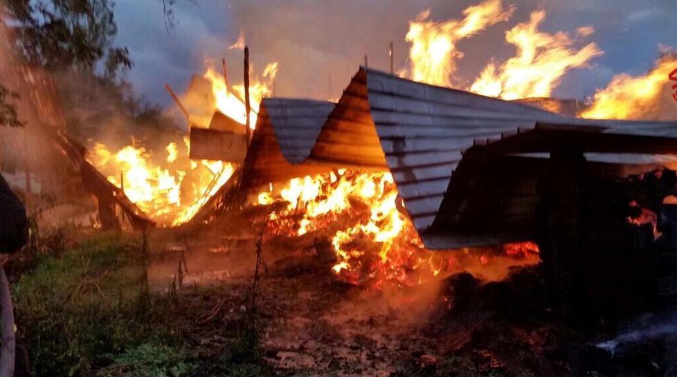 Distrutto dal fuoco fienile all’interno di un maneggio 