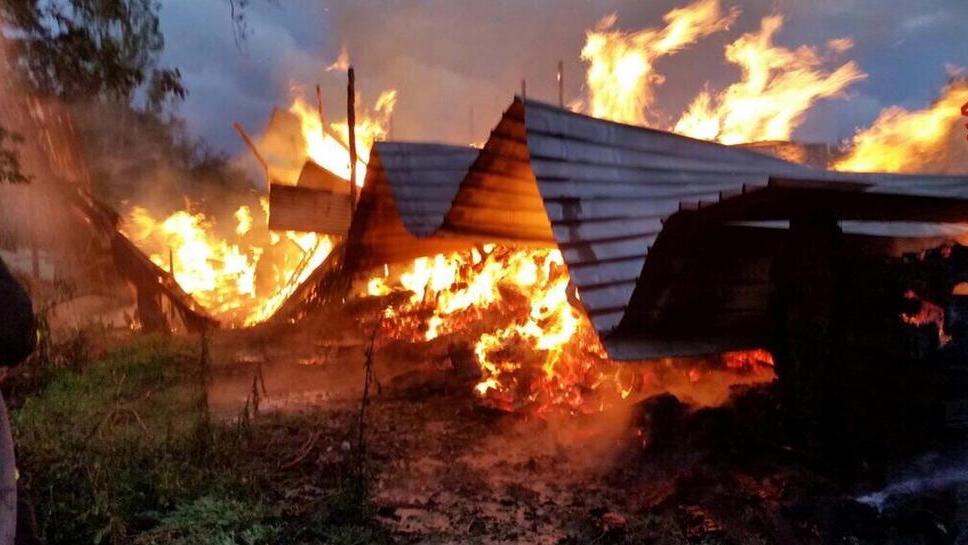 Distrutto dal fuoco fienile all’interno di un maneggio