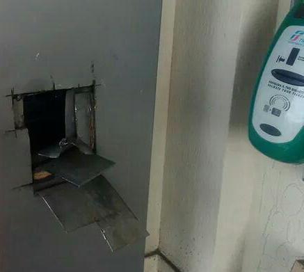 La stazione senza pace biglietteria vandalizzata 