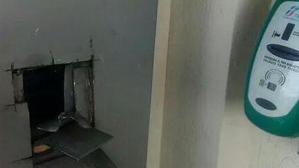 La stazione senza pace biglietteria vandalizzata