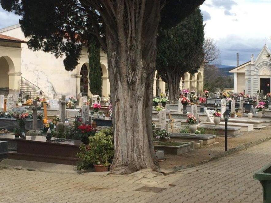 Il cimitero chiude alle 16, stop alle visite 