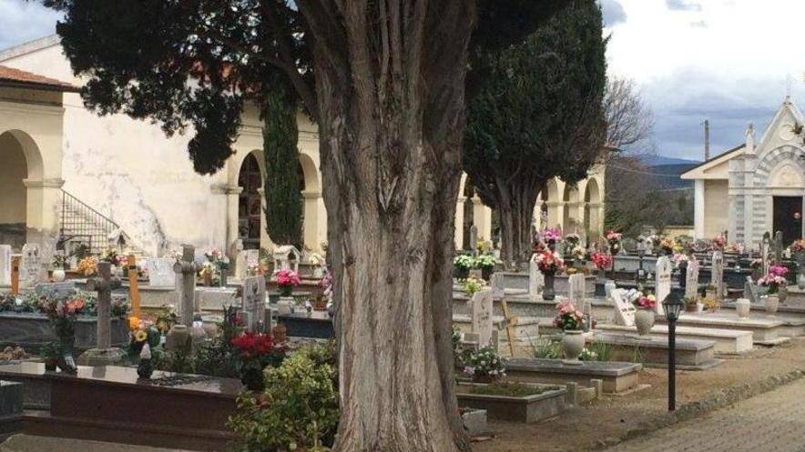 Il cimitero chiude alle 16, stop alle visite