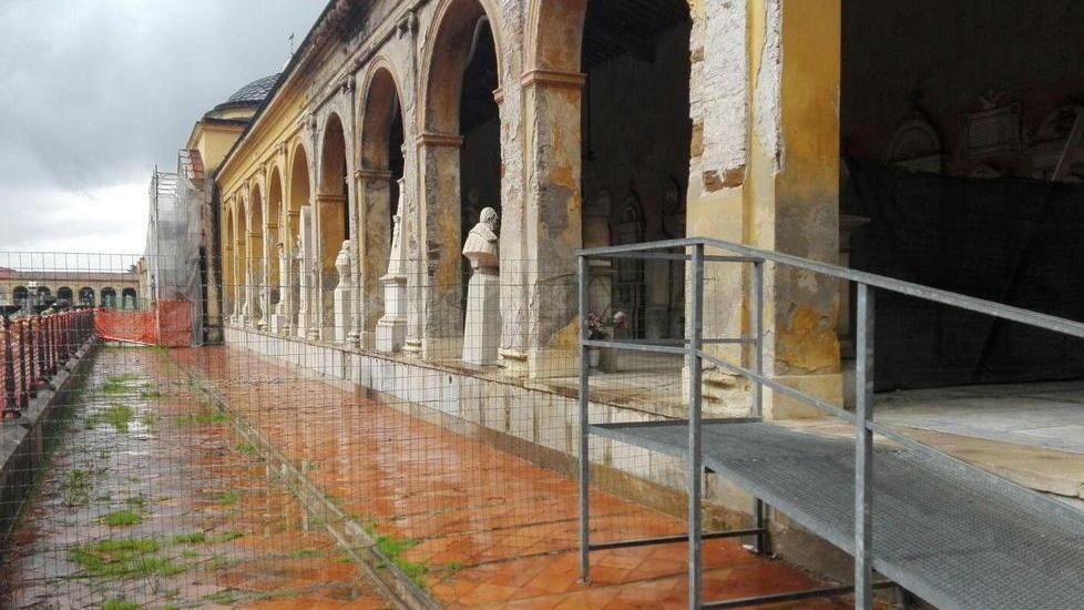 Lavori al cimitero della vergogna