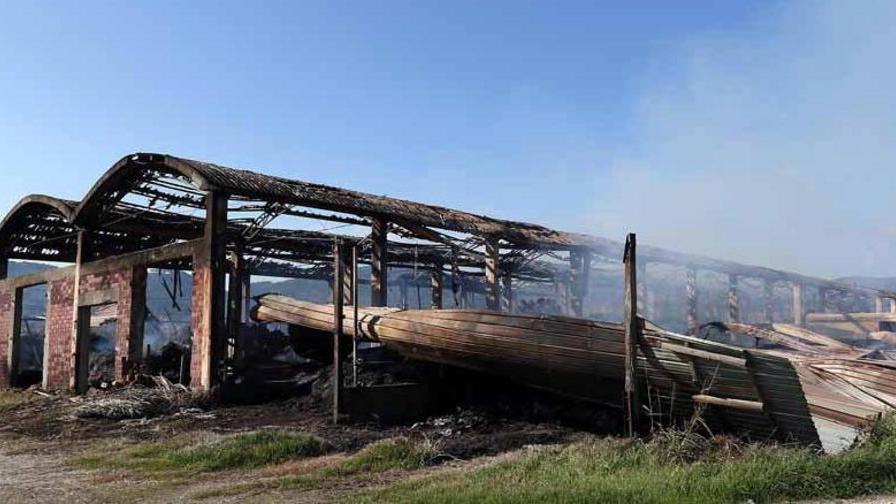 Il fuoco arde ancora al fienile di Marinella