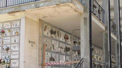 Va al cimitero dei Lupi e non trova più la tomba della madre