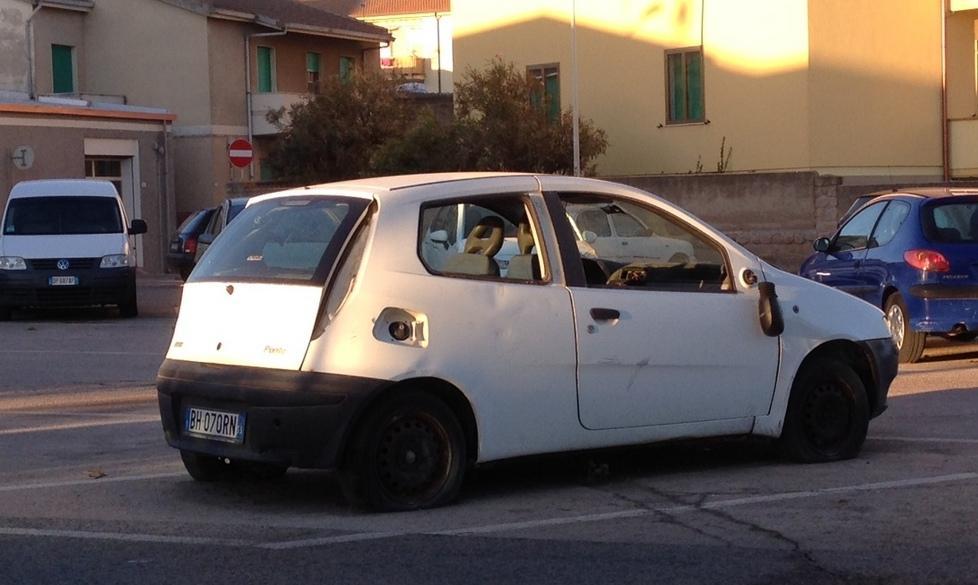 Auto abbandonata e cannibalizzata