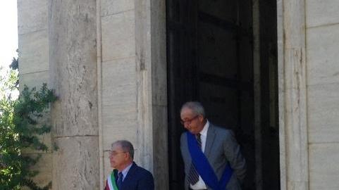 Corone di fiori ai sindaci scomparsi