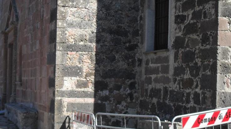 A San Costantino si stacca un pezzo del cornicione