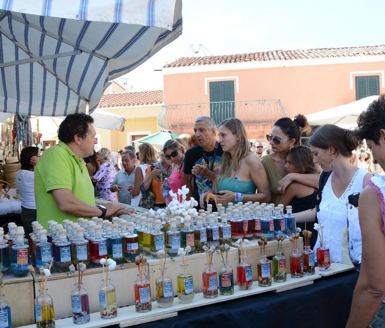 San Pantaleo, ora arriva il bando 48 posti per il mercatino più chic 