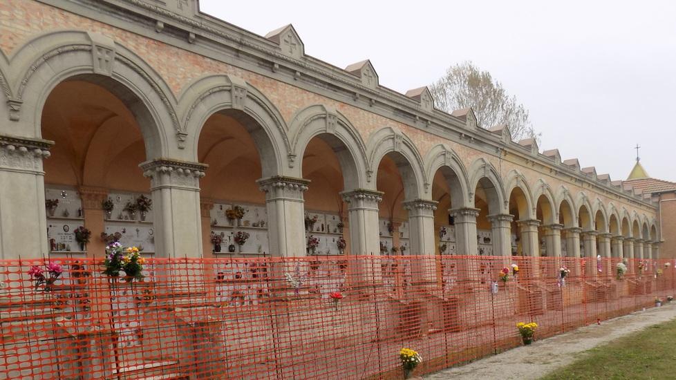 Cimiteri in parte recintati L’accesso però è garantito