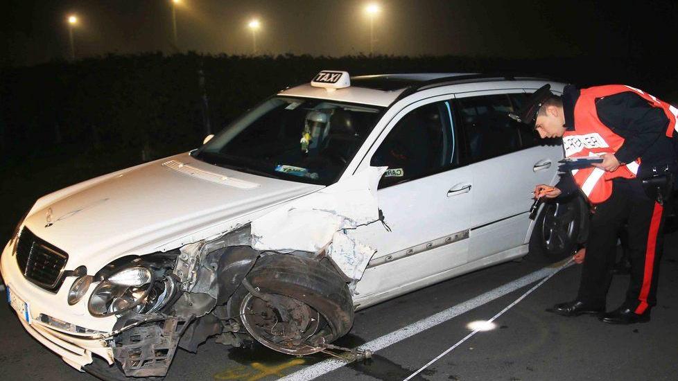 Schianto frontale fra tre auto: quattro feriti, due gravi
