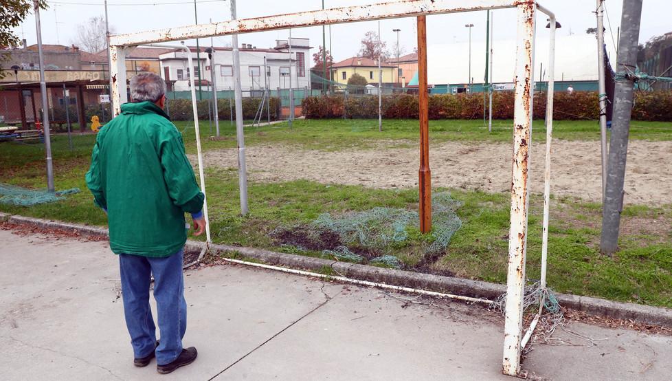 Distruggono il campo da calcetto 