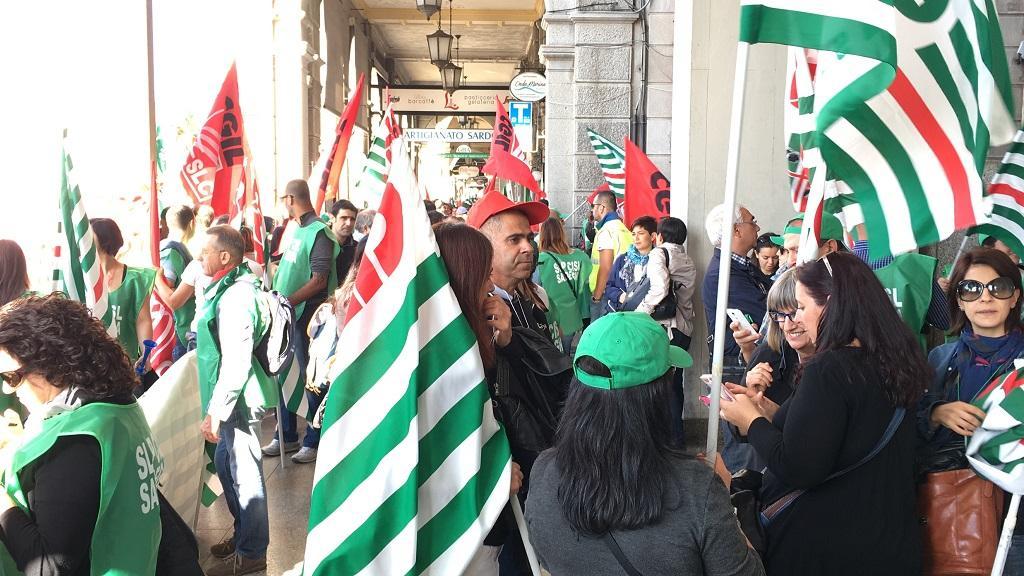 La protesta dei lavoratori di Poste Italiane a Cagliari (foto Rosas)