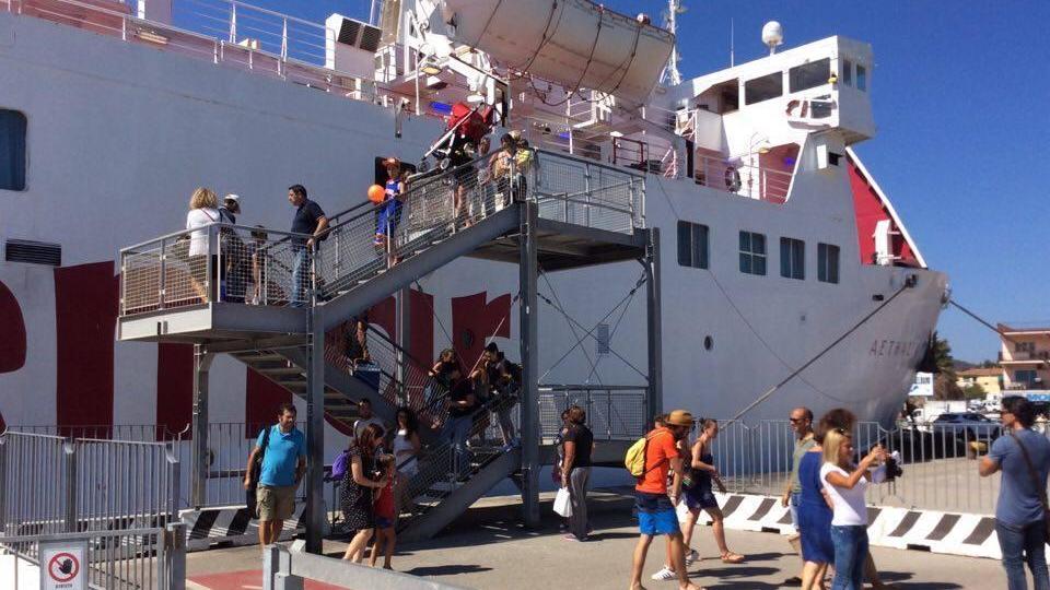 Turisti sbarcano all'Elba