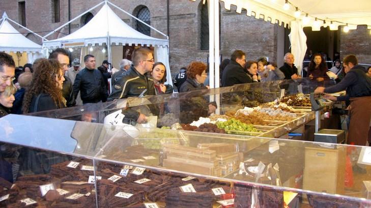 Uno stand di Cioccolato in  piazza