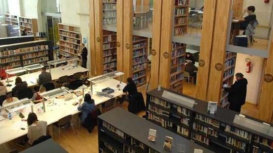 Una delle sale della biblioteca Delfini di Modena