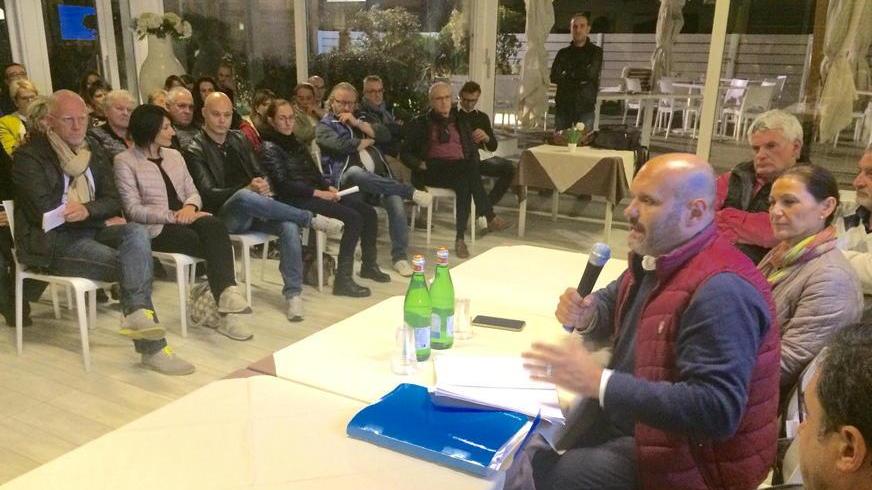 Un momento dell'assemblea pubblica