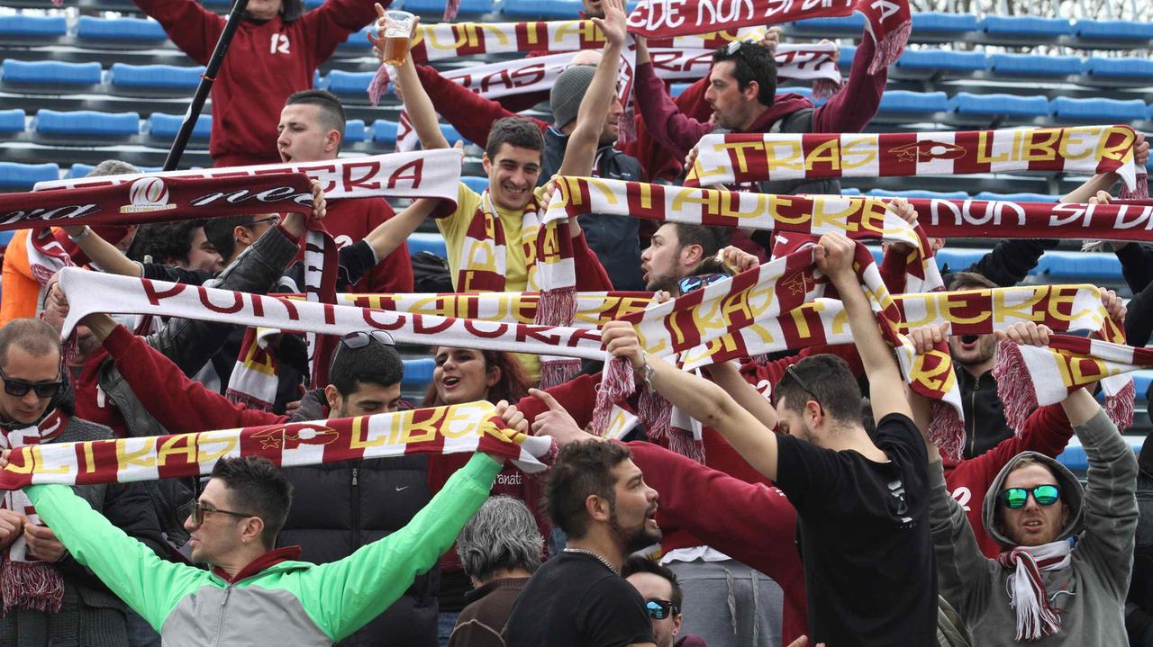 Un gruppo di tifosi granata sugli spalti