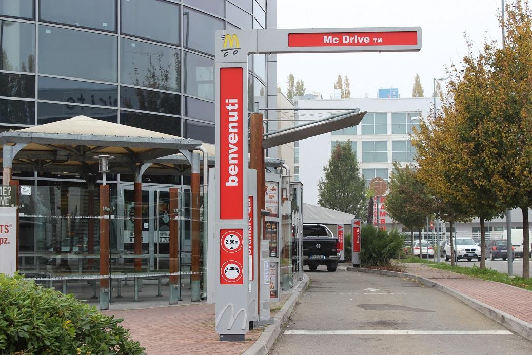 L'ingresso del McDrive di Carpi
