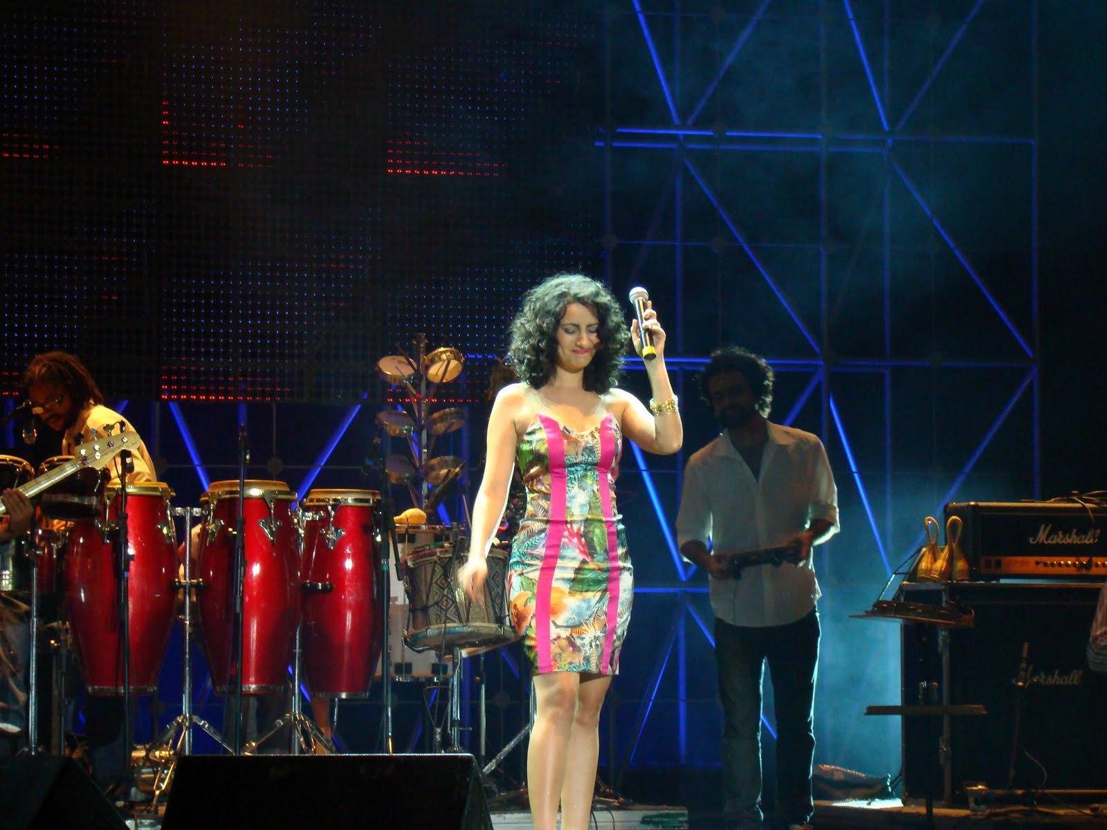 La cantante Aline Calixto con il suo gruppo