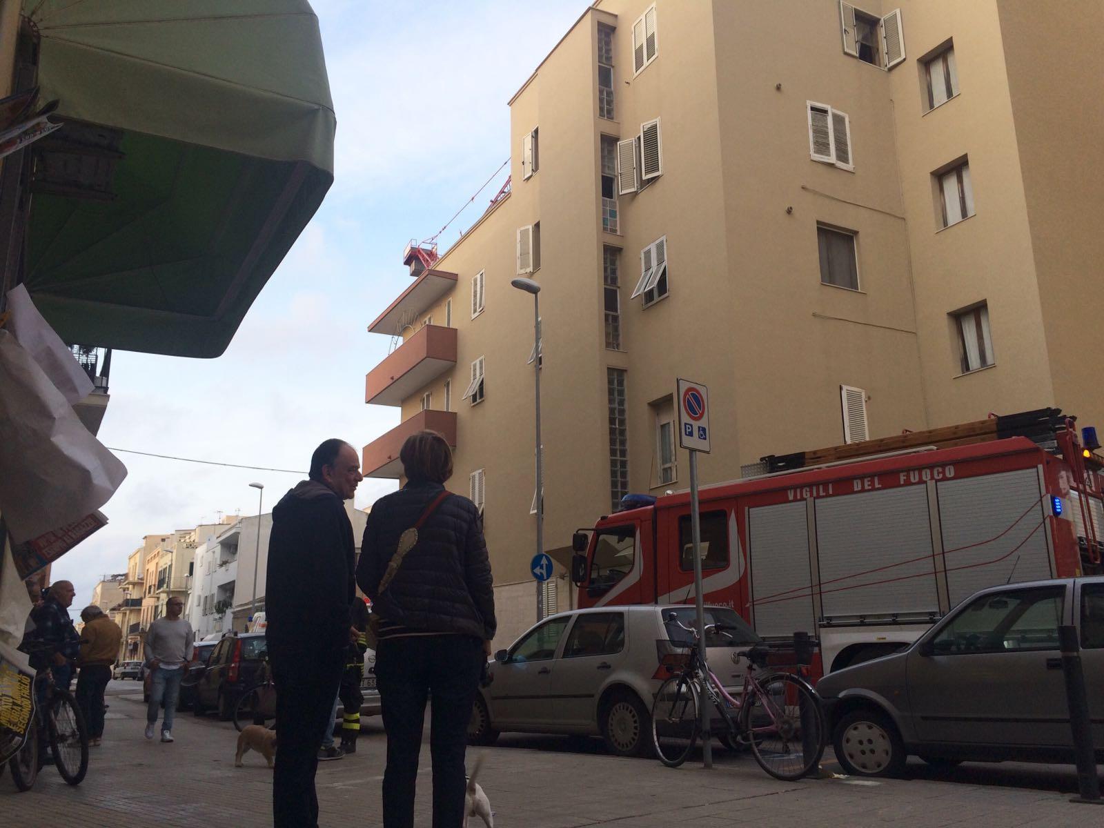 Alghero, apre la bombola del gas e minaccia di far saltare il palazzo