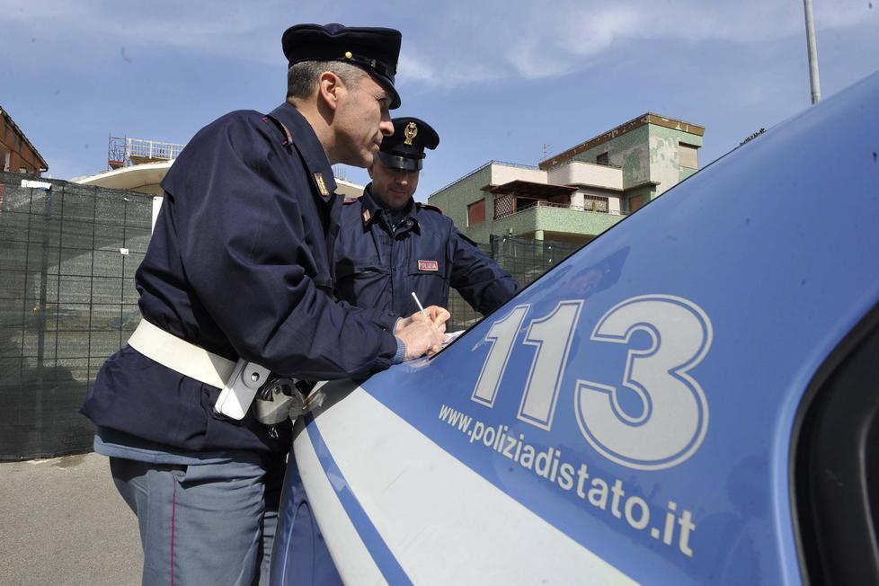 Sotto il cuscino due carte d’identità false: arrestato dalla polizia 