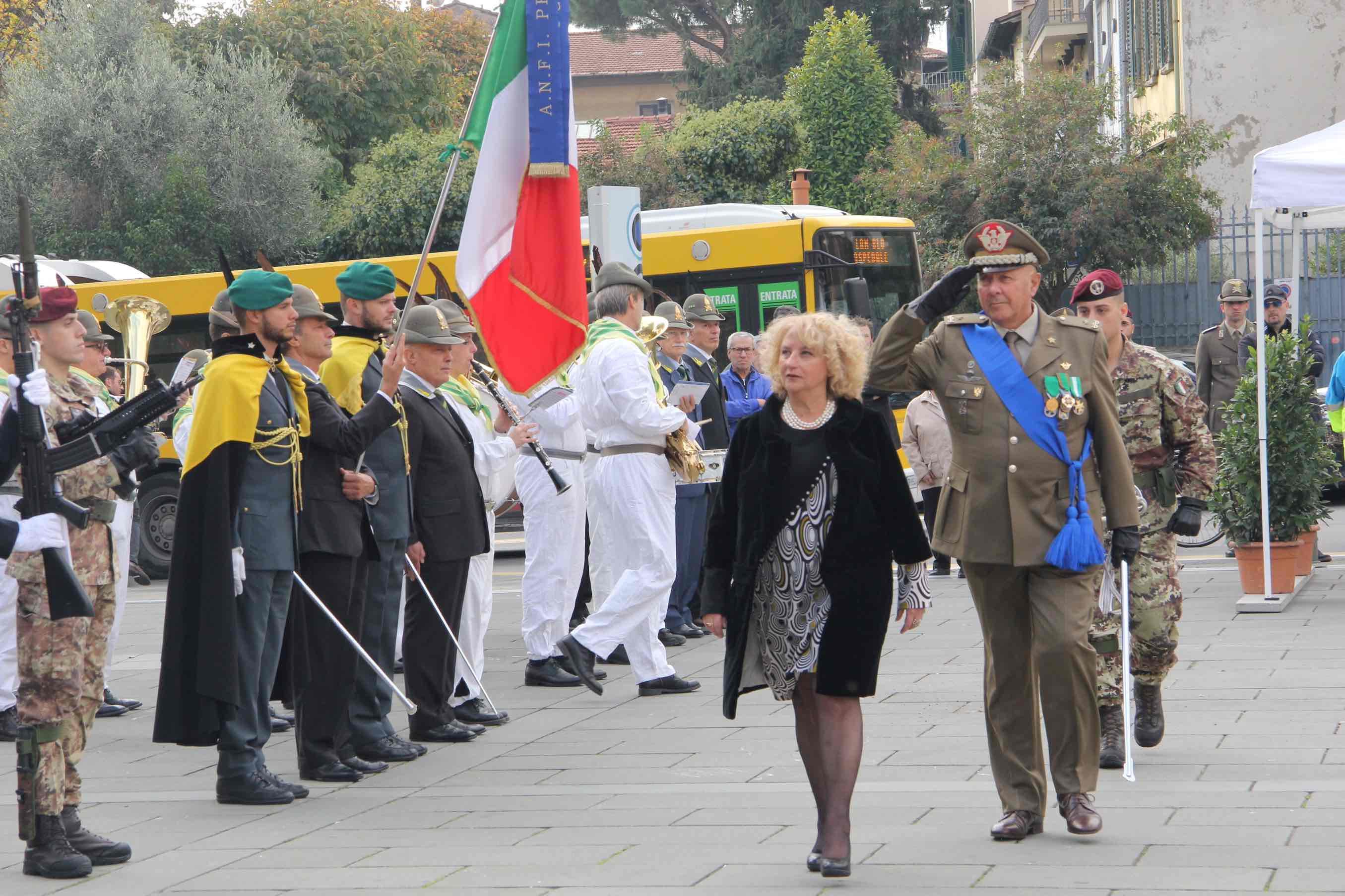 Il prefetto Maria Laura Simonetti sfila davanti ai reparti (foto Batavia)