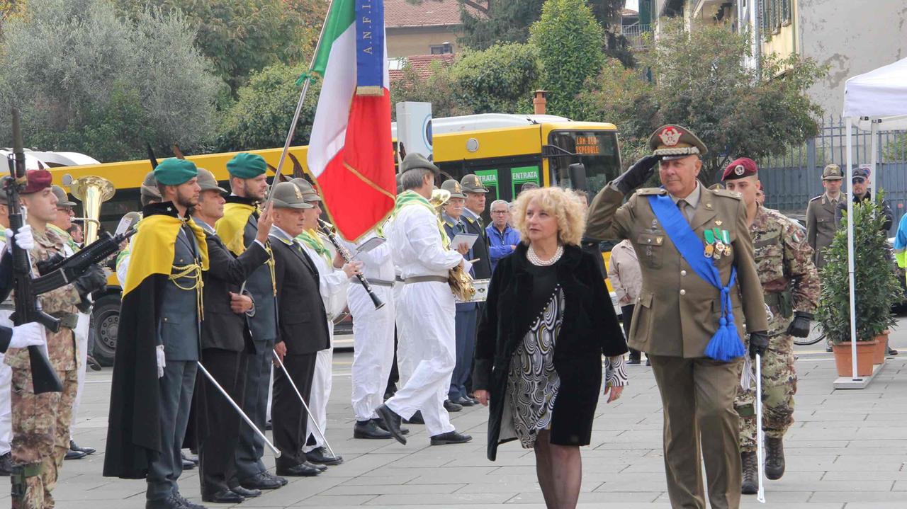 Il prefetto Maria Laura Simonetti sfila davanti ai reparti (foto Batavia)