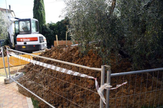 Il cantiere dei lavori nel giardino della casa di Quattro Strade (foto Franco Silvi)