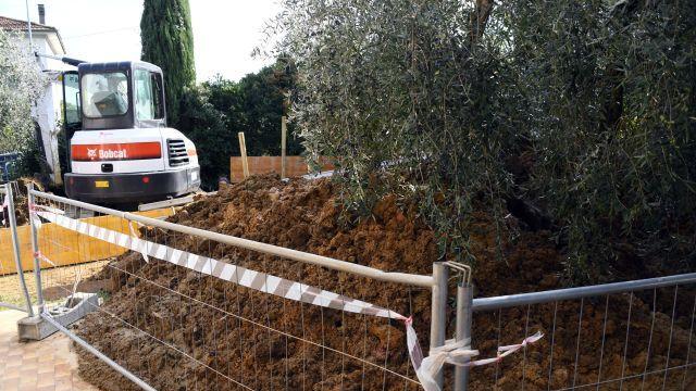 Il cantiere dei lavori nel giardino della casa di Quattro Strade (foto Franco Silvi)