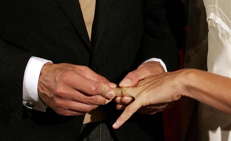 Reggio Emilia, sposa uno straniero in cambio di soldi 