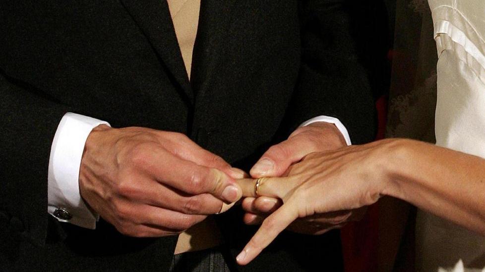 Reggio Emilia, sposa uno straniero in cambio di soldi