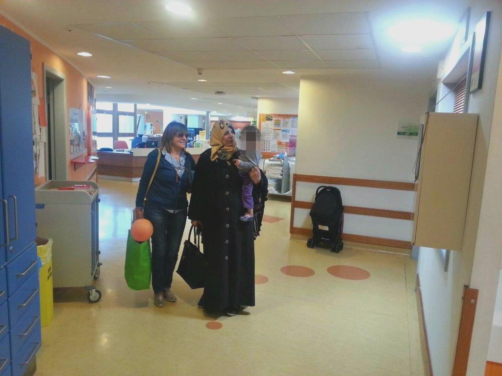 La piccola Zaina in ospedale con la nonna