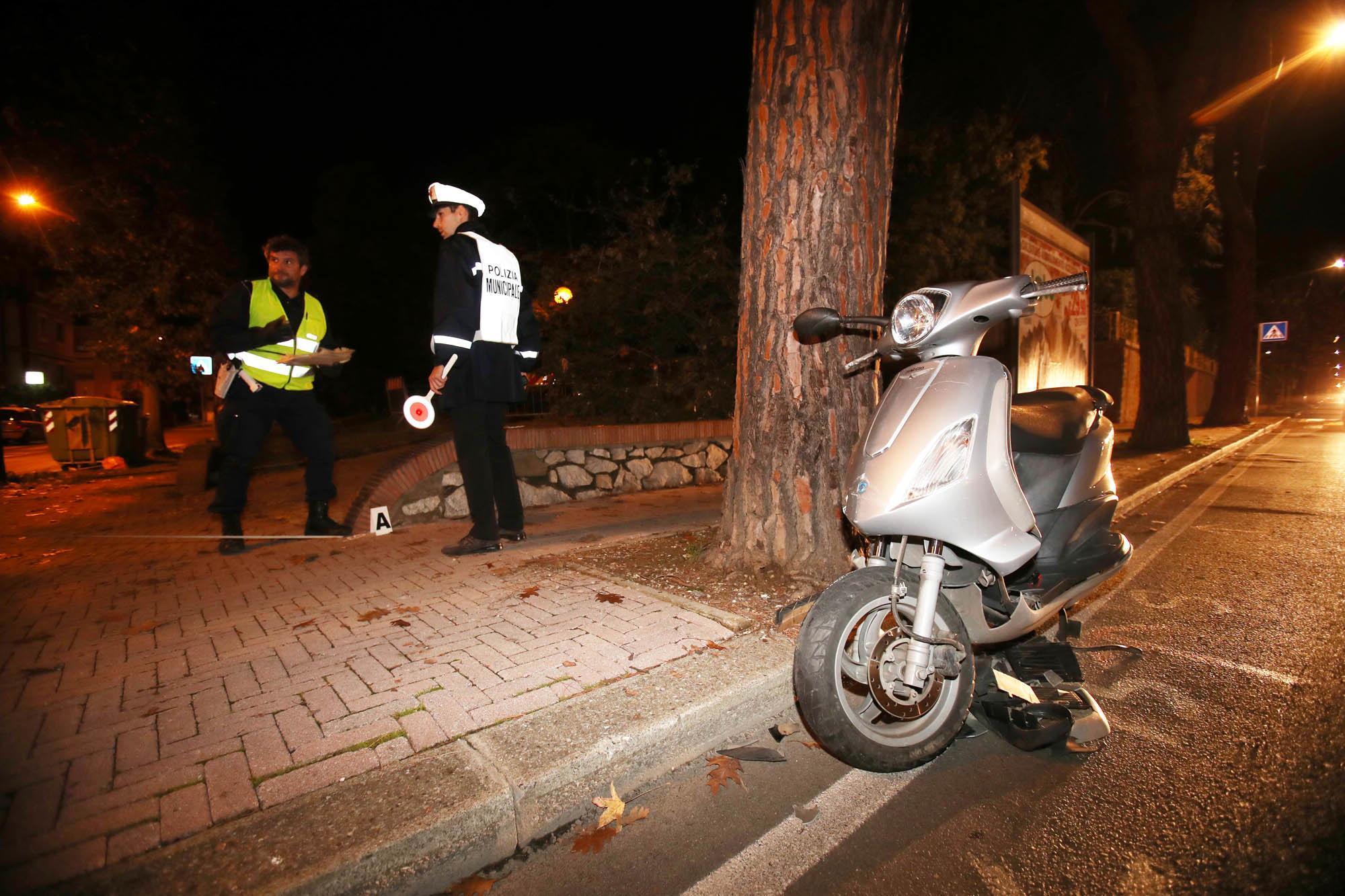 Lo scooter del giovane ferito nell'incidente (foto Nucci)
