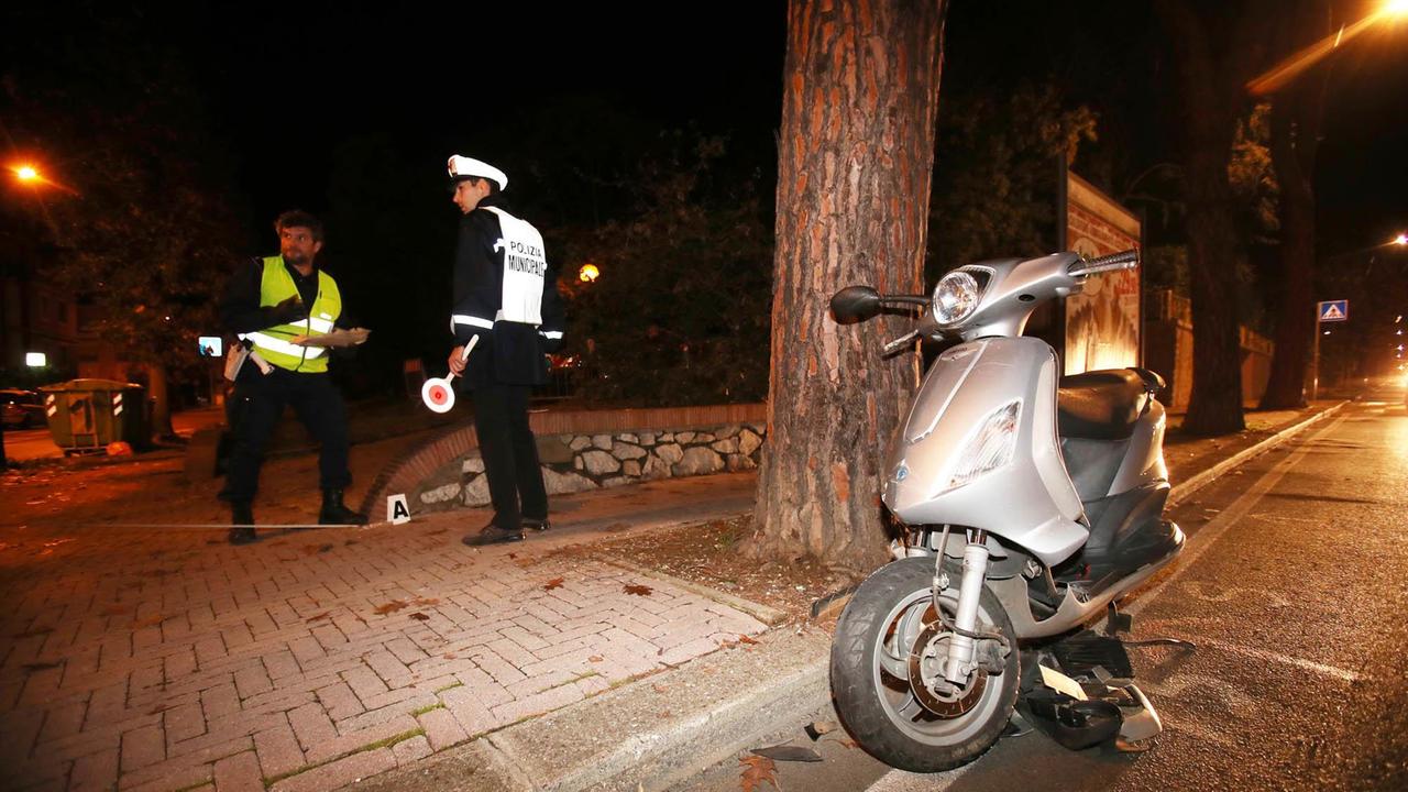 Lo scooter del giovane ferito nell'incidente (foto Nucci)