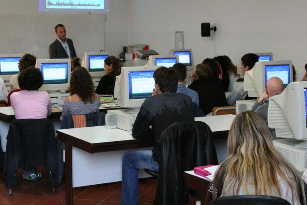 Ragazzi a lezione di borsa impegnati in simulazioni