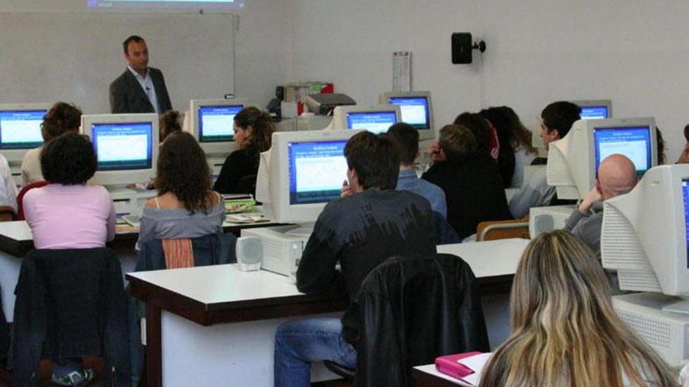 Ragazzi a lezione di borsa impegnati in simulazioni